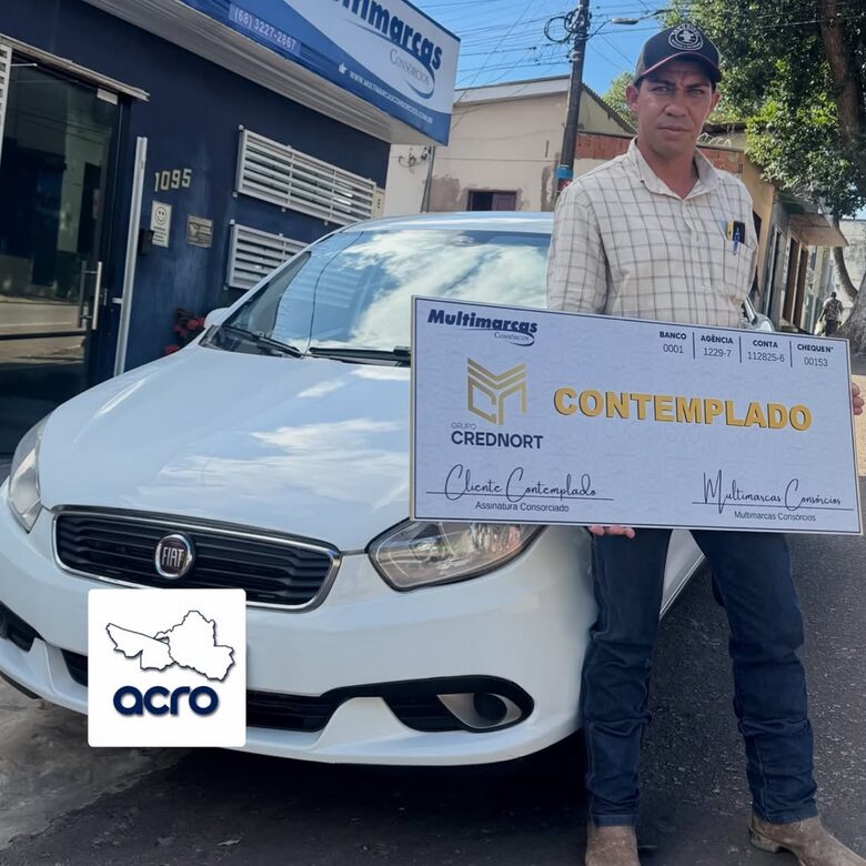 Cliente contemplado do Grupo Acro com o cheque simbólico ao lado do carro