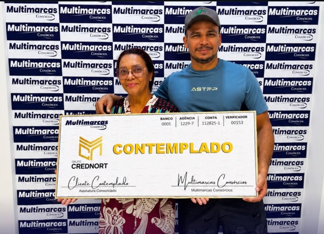 Clientes contemplados por sorteio com o cheque simbólico