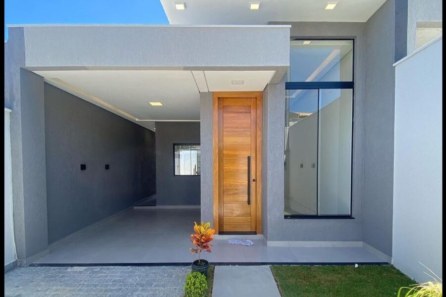Fachada de casa moderna com porta de madeira e garagem
