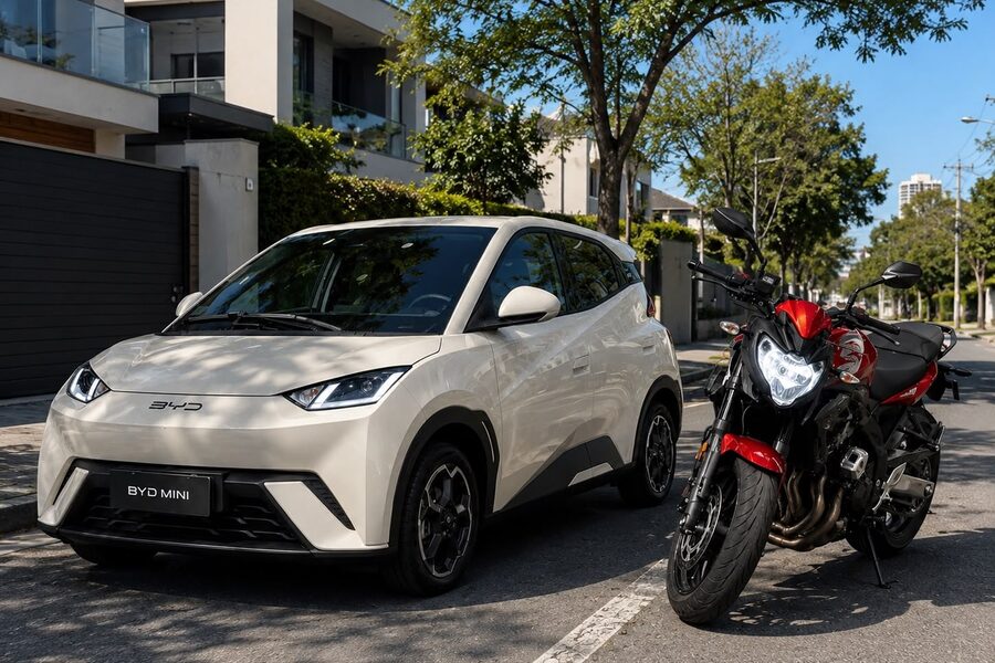 Carro branco e motocicleta esportiva lado a lado na rua